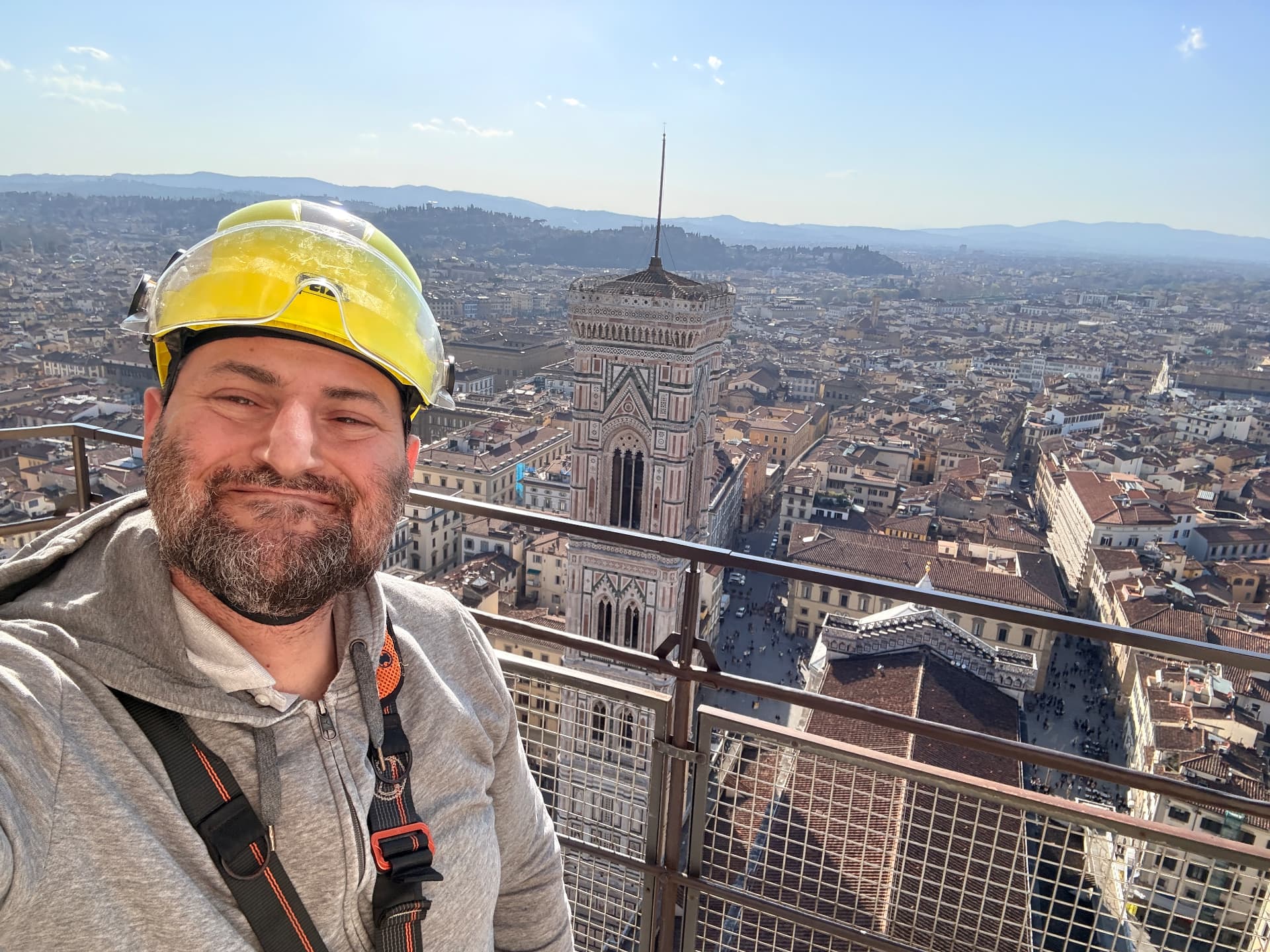 Emanuele Mazzieri con casco e imbracatura anticaduta sulla Cupola del Brunelleschi a Firenze